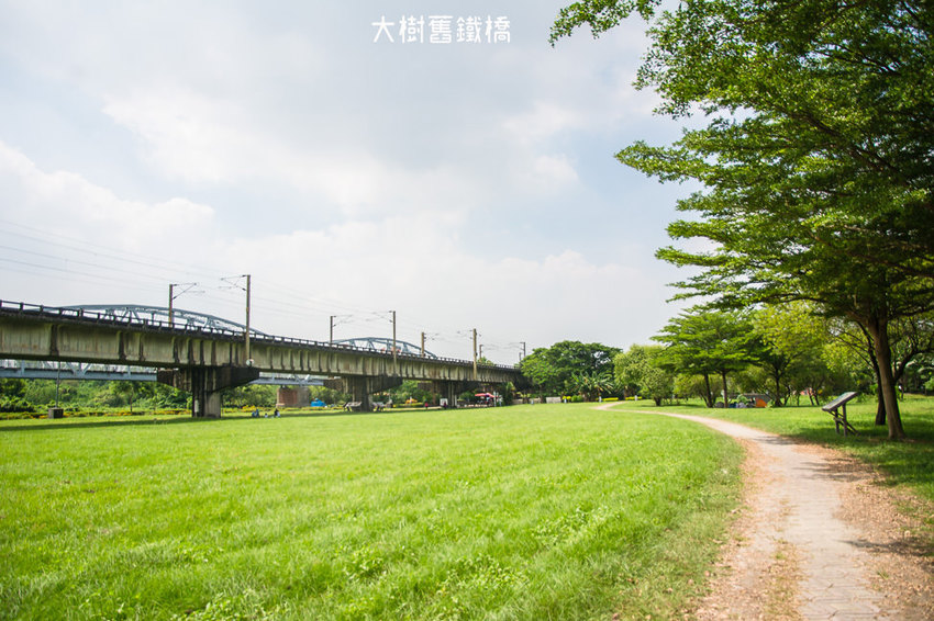 |高雄景點|大樹舊鐵橋天空步道,在濕地公園野餐、奔跑,還能漫步鋼架鐵橋步道看火車 - 阿婷的旅行札記。