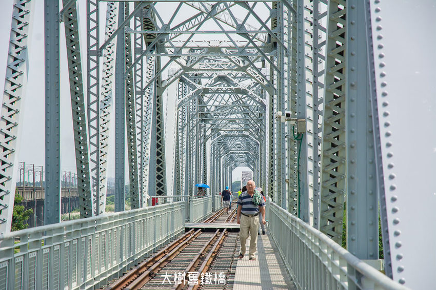 |高雄景點|大樹舊鐵橋天空步道,在濕地公園野餐、奔跑,還能漫步鋼架鐵橋步道看火車 - 阿婷的旅行札記。