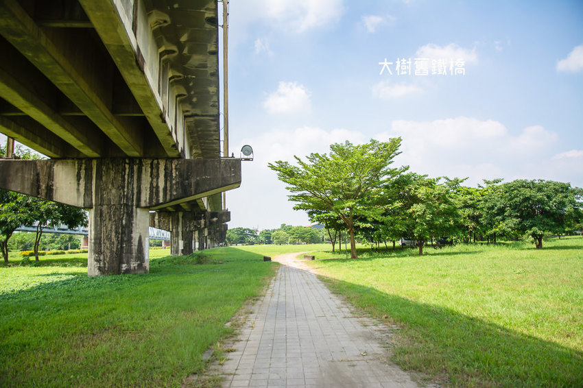 |高雄景點|大樹舊鐵橋天空步道,在濕地公園野餐、奔跑,還能漫步鋼架鐵橋步道看火車 - 阿婷的旅行札記。