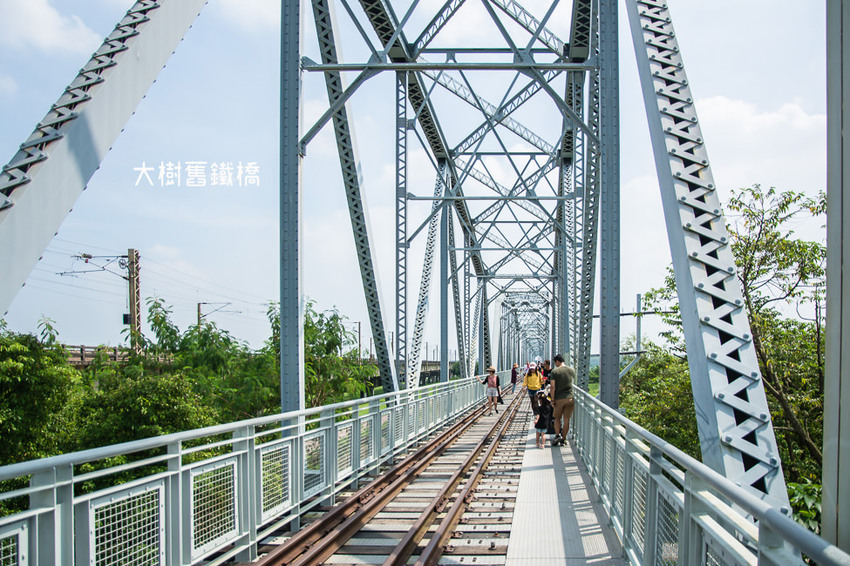 ｜高雄景點｜大樹舊鐵橋天空步道，在濕地公園野餐、奔跑，還能漫步鋼架鐵橋步道看火車 - 阿婷的旅行札記。