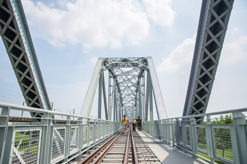｜高雄景點｜大樹舊鐵橋天空步道，在濕地公園野餐、奔跑，還能漫步鋼架鐵橋步道看火車 - 阿婷的旅行札記。
