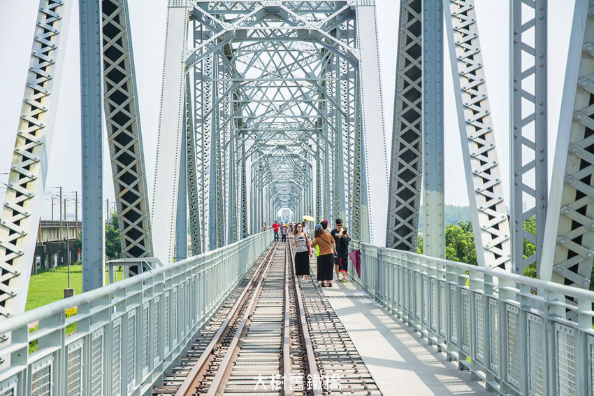 ｜高雄景點｜大樹舊鐵橋天空步道，在濕地公園野餐、奔跑，還能漫步鋼架鐵橋步道看火車 - 阿婷的旅行札記。