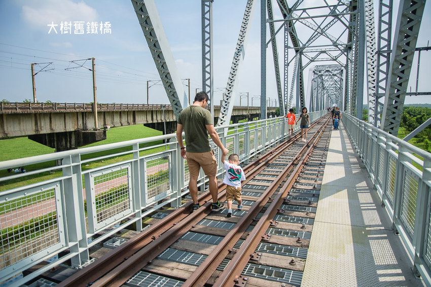 ｜高雄景點｜大樹舊鐵橋天空步道，在濕地公園野餐、奔跑，還能漫步鋼架鐵橋步道看火車 - 阿婷的旅行札記。