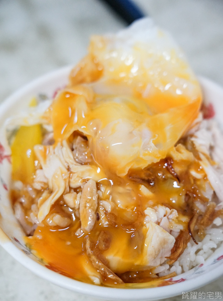 [嘉義美食]阿溪雞肉飯-嘉義早餐就吃雞肉飯  油蔥香氣爆錶，半熟鴨蛋太迷人   嘉義火雞肉飯推薦