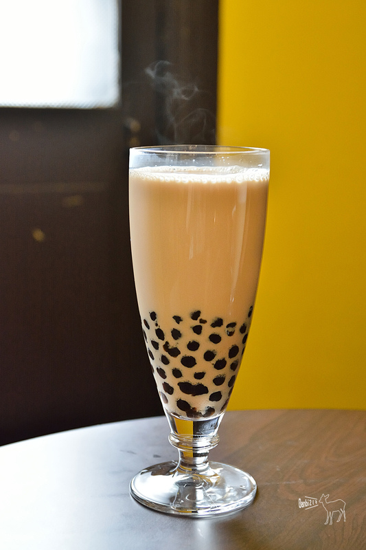 现熬煮的伯爵鲜奶茶,伯爵味道浓郁,奶香与珍珠的味道则中规中矩