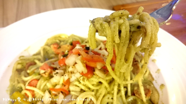 ★高雄三民★【Wow.F 沃夫餐廚(文山店)】浪漫霓虹燈下享義式美食。