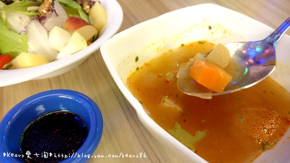 ★高雄三民★【Wow.F 沃夫餐廚(文山店)】浪漫霓虹燈下享義式美食。