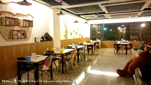 ★高雄三民★【Wow.F 沃夫餐廚(文山店)】浪漫霓虹燈下享義式美食。