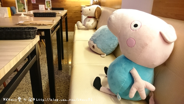 ★高雄三民★【Wow.F 沃夫餐廚(文山店)】浪漫霓虹燈下享義式美食。