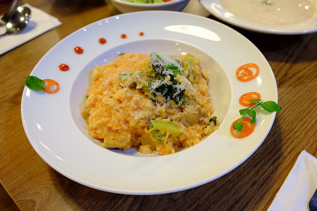 [台北熱門親子餐廳]大樹站-英倫三池-玩水、玩沙、玩球超好玩