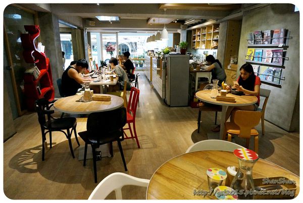 Cafe。「Fabrica 椅子」-6月新菜單什麼都好吃!有溫度又貼心的設計空間(文末可以欣賞一下長得像五金行的文具店)
