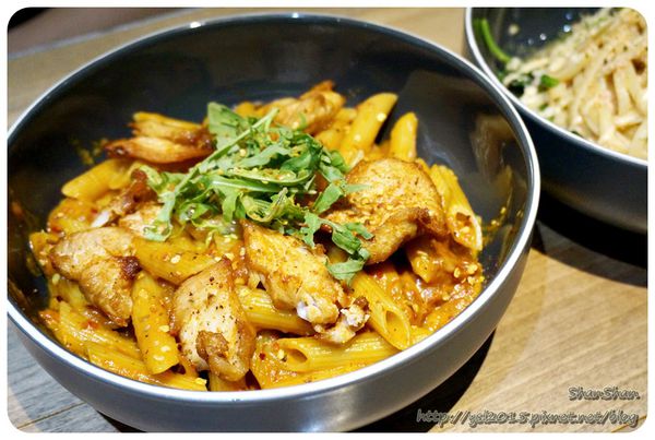 Cafe。「Fabrica 椅子」-6月新菜單什麼都好吃!有溫度又貼心的設計空間(文末可以欣賞一下長得像五金行的文具店)