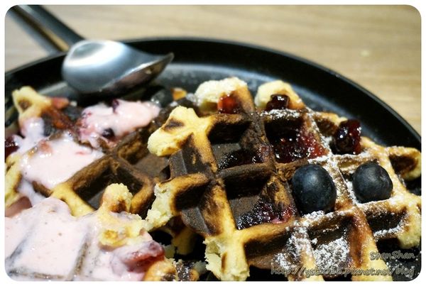 Cafe。「Fabrica 椅子」-6月新菜單什麼都好吃!有溫度又貼心的設計空間(文末可以欣賞一下長得像五金行的文具店)