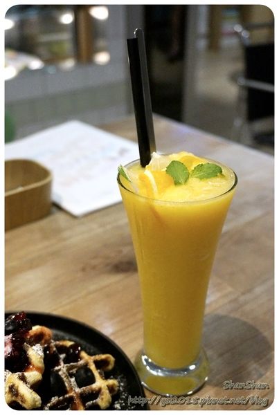 Cafe。「Fabrica 椅子」-6月新菜單什麼都好吃!有溫度又貼心的設計空間(文末可以欣賞一下長得像五金行的文具店)