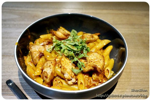 Cafe。「Fabrica 椅子」-6月新菜單什麼都好吃!有溫度又貼心的設計空間(文末可以欣賞一下長得像五金行的文具店)