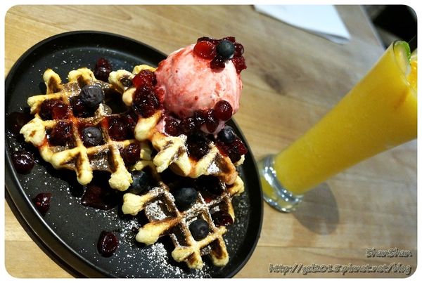 Cafe。「Fabrica 椅子」-6月新菜單什麼都好吃!有溫度又貼心的設計空間(文末可以欣賞一下長得像五金行的文具店)