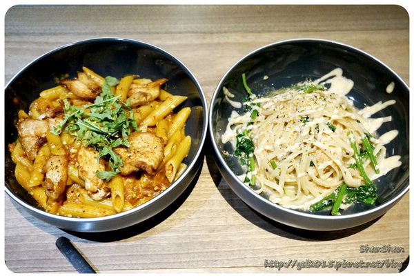 Cafe。「Fabrica 椅子」-6月新菜單什麼都好吃!有溫度又貼心的設計空間(文末可以欣賞一下長得像五金行的文具店)