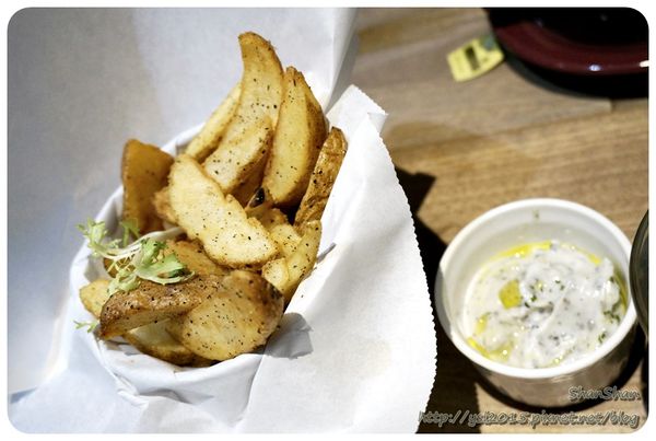 Cafe。「Fabrica 椅子」-6月新菜單什麼都好吃!有溫度又貼心的設計空間(文末可以欣賞一下長得像五金行的文具店)