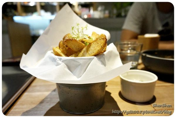 Cafe。「Fabrica 椅子」-6月新菜單什麼都好吃!有溫度又貼心的設計空間(文末可以欣賞一下長得像五金行的文具店)