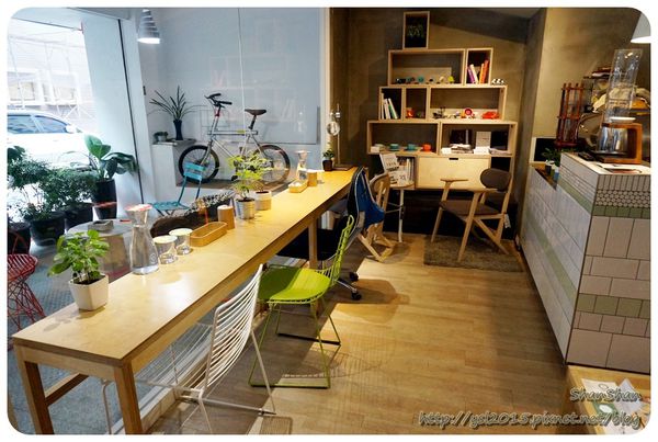 Cafe。「Fabrica 椅子」-6月新菜單什麼都好吃!有溫度又貼心的設計空間(文末可以欣賞一下長得像五金行的文具店)