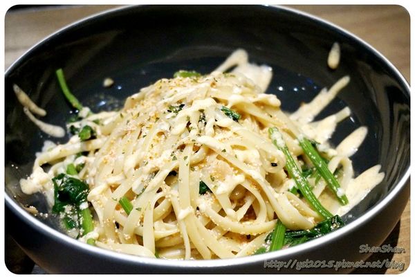 Cafe。「Fabrica 椅子」-6月新菜單什麼都好吃!有溫度又貼心的設計空間(文末可以欣賞一下長得像五金行的文具店)