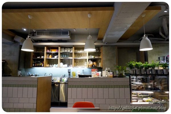Cafe。「Fabrica 椅子」-6月新菜單什麼都好吃!有溫度又貼心的設計空間(文末可以欣賞一下長得像五金行的文具店)