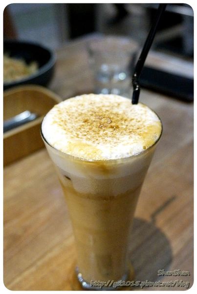 Cafe。「Fabrica 椅子」-6月新菜單什麼都好吃!有溫度又貼心的設計空間(文末可以欣賞一下長得像五金行的文具店)