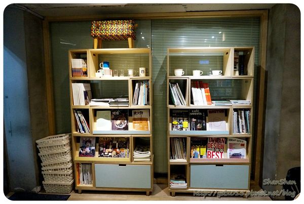 Cafe。「Fabrica 椅子」-6月新菜單什麼都好吃!有溫度又貼心的設計空間(文末可以欣賞一下長得像五金行的文具店)