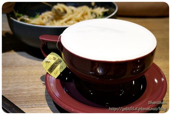 Cafe。「Fabrica 椅子」-6月新菜單什麼都好吃!有溫度又貼心的設計空間(文末可以欣賞一下長得像五金行的文具店)