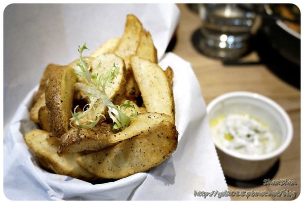 Cafe。「Fabrica 椅子」-6月新菜單什麼都好吃!有溫度又貼心的設計空間(文末可以欣賞一下長得像五金行的文具店)