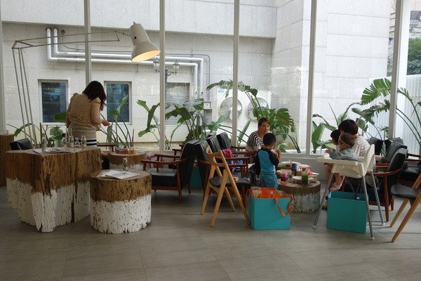 叉子ㄨ子：1031125[官本金文愛台灣]台中市西屯區叉子ㄨ子X子輕井澤新品牌挑高大空間有沙坑可玩耍現做美食拍照的好所在市議會旁