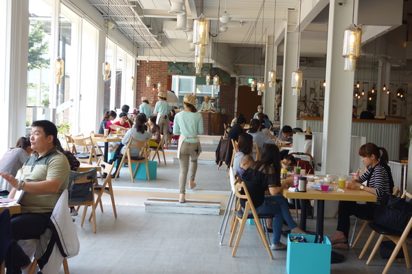 叉子ㄨ子：1031125[官本金文愛台灣]台中市西屯區叉子ㄨ子X子輕井澤新品牌挑高大空間有沙坑可玩耍現做美食拍照的好所在市議會旁