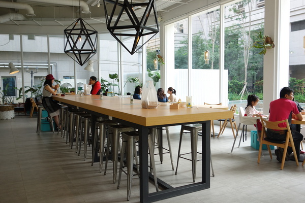 叉子ㄨ子：1031125[官本金文愛台灣]台中市西屯區叉子ㄨ子X子輕井澤新品牌挑高大空間有沙坑可玩耍現做美食拍照的好所在市議會旁