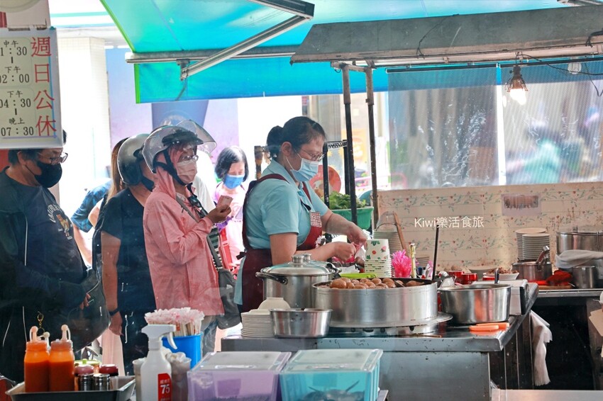 彰化市美食推薦！必吃新町米糕爌肉飯，豬腳 米糕香氣都滿分。