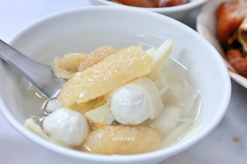 彰化市美食推薦！必吃新町米糕爌肉飯，豬腳 米糕香氣都滿分。