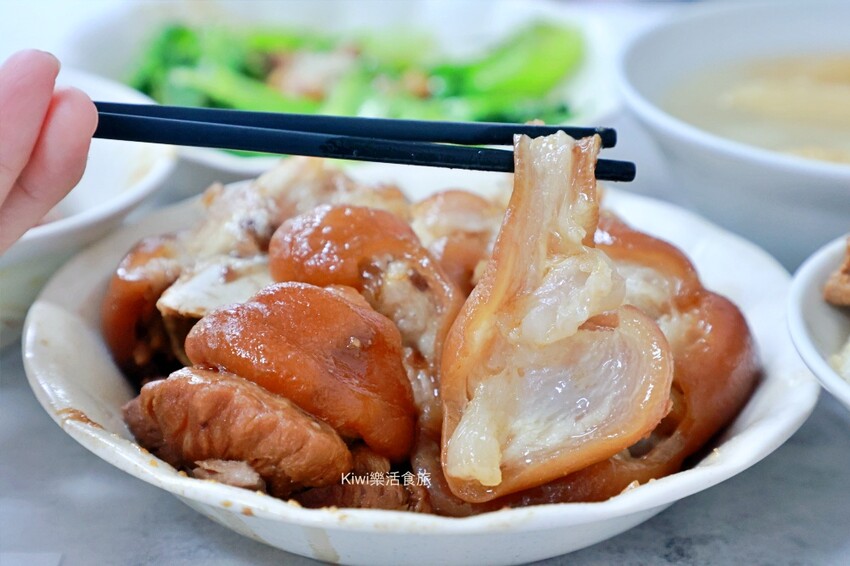 彰化市美食推薦！必吃新町米糕爌肉飯，豬腳 米糕香氣都滿分。