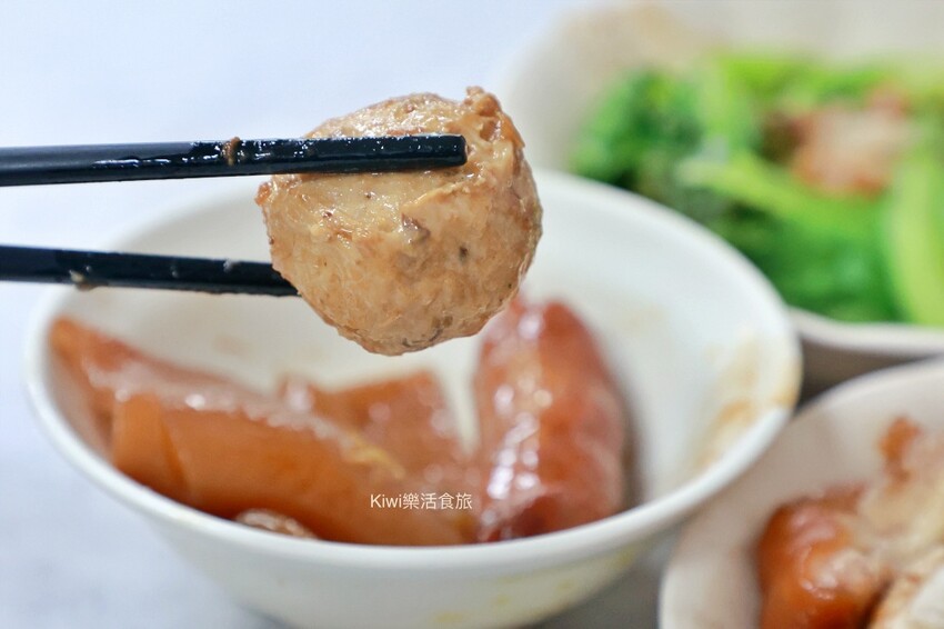 彰化市美食推薦！必吃新町米糕爌肉飯，豬腳 米糕香氣都滿分。