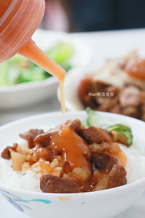 彰化市美食推薦！必吃新町米糕爌肉飯，豬腳 米糕香氣都滿分。