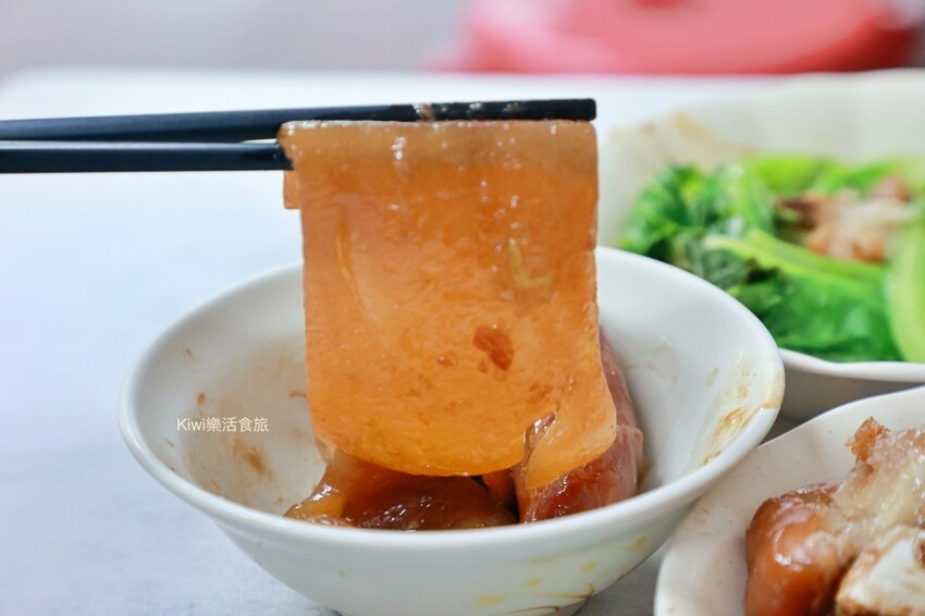 彰化市美食推薦！必吃新町米糕爌肉飯，豬腳 米糕香氣都滿分。