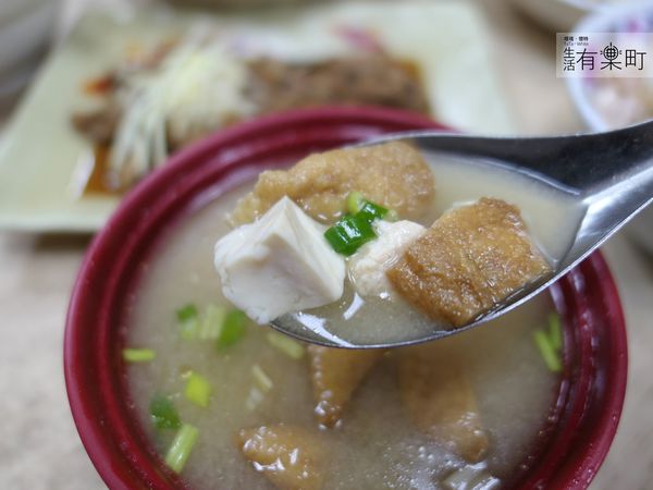 【嘉義東區美食】東門雞肉飯：巷子內人氣雞肉飯雞片飯，油蔥酥飄香雞肉軟嫩；豐富小菜平價美味，在地人也愛這一味