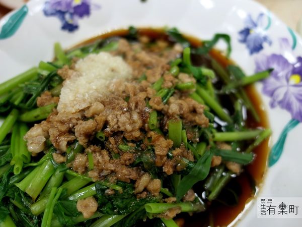 【嘉義東區美食】東門雞肉飯：巷子內人氣雞肉飯雞片飯，油蔥酥飄香雞肉軟嫩；豐富小菜平價美味，在地人也愛這一味