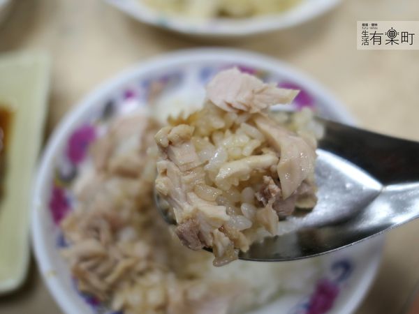 【嘉義東區美食】東門雞肉飯：巷子內人氣雞肉飯雞片飯，油蔥酥飄香雞肉軟嫩；豐富小菜平價美味，在地人也愛這一味