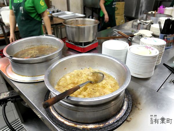 【嘉義東區美食】東門雞肉飯：巷子內人氣雞肉飯雞片飯，油蔥酥飄香雞肉軟嫩；豐富小菜平價美味，在地人也愛這一味