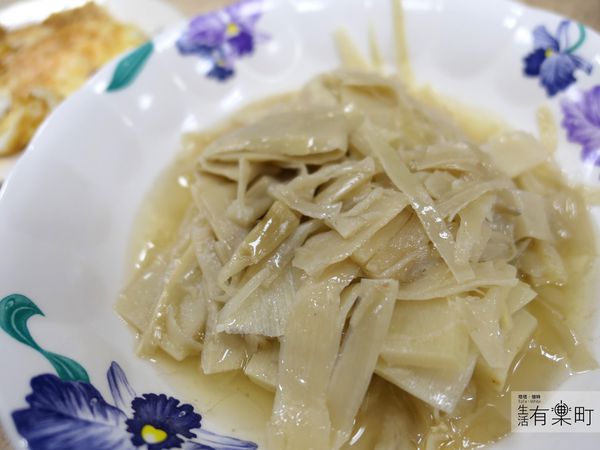 【嘉義東區美食】東門雞肉飯：巷子內人氣雞肉飯雞片飯，油蔥酥飄香雞肉軟嫩；豐富小菜平價美味，在地人也愛這一味