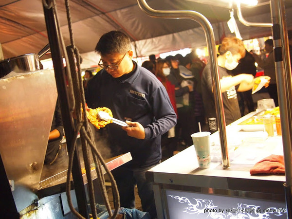 環中觀光夜市：【景點】台中環中觀光夜市@西屯 : 7000坪大容量的新夜市？!停車方便,攤位沒有經貿多,感覺比較接近龍富…