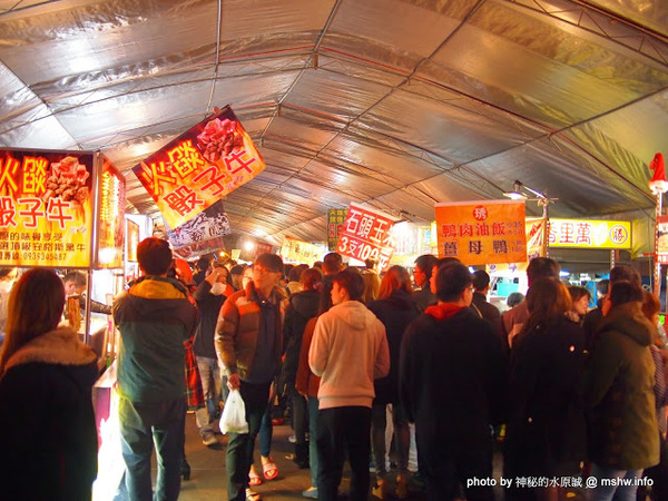 環中觀光夜市：【景點】台中環中觀光夜市@西屯 : 7000坪大容量的新夜市？!停車方便,攤位沒有經貿多,感覺比較接近龍富…