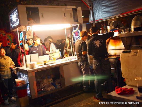 環中觀光夜市：【景點】台中環中觀光夜市@西屯 : 7000坪大容量的新夜市？!停車方便,攤位沒有經貿多,感覺比較接近龍富…