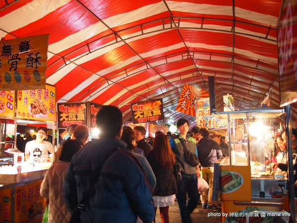 環中觀光夜市：【景點】台中環中觀光夜市@西屯 : 7000坪大容量的新夜市？!停車方便,攤位沒有經貿多,感覺比較接近龍富…