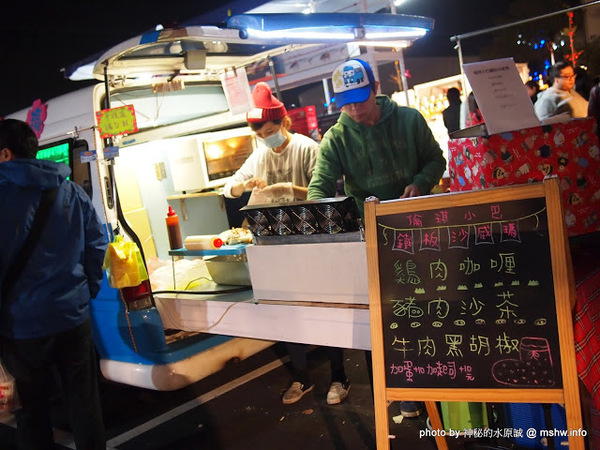 環中觀光夜市：【景點】台中環中觀光夜市@西屯 : 7000坪大容量的新夜市？!停車方便,攤位沒有經貿多,感覺比較接近龍富…