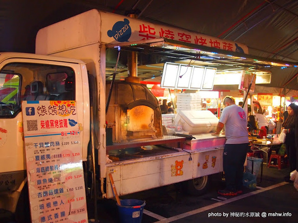 環中觀光夜市：【景點】台中環中觀光夜市@西屯 : 7000坪大容量的新夜市？!停車方便,攤位沒有經貿多,感覺比較接近龍富…